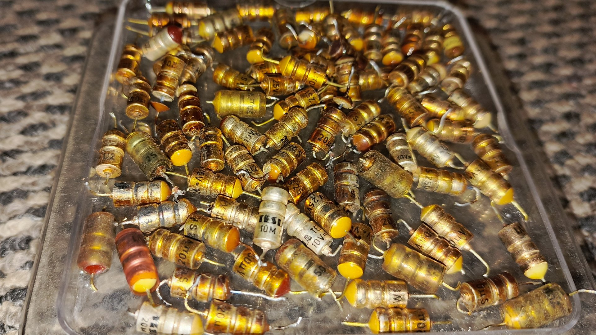 Конденсаторы Tesla,сдать или переработать?🤔Добываем серебро и тантал 😉 смотреть онлайн