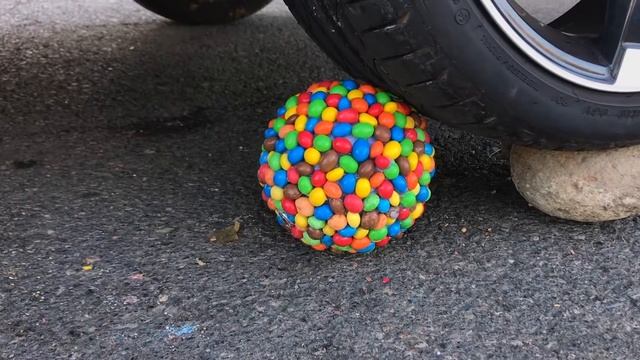 Эксперимент Автомобиль против M & Ms BALL | Дробление хрустящих и мягких вещей на машине!37 смотреть онлайн