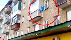 "Не прыгай!" люди кричали в окна! Но мужчина поступил иначе...