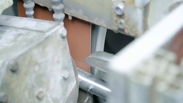 Entzundern von Rohren im Centerless-Schleifverfahren mit VSM CERAMICS Plus XK885Y