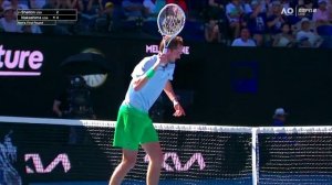 Российский теннисист Даниил Медведев сломал ракетку в порыве злости на Australian Open.