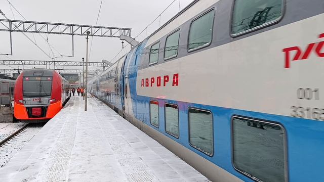 Электровоз ЭП2К-502 со скоростным поездом "Аврора" отправляется с Ленинградского вокзала.