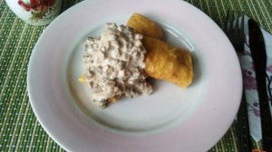 Блинчики с курицей и грибным соусом