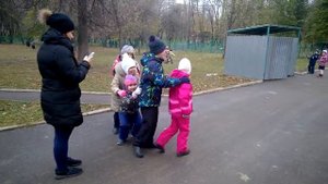 Игра сороконожка на прогулке