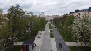 Пенза. Пролет по улице Славы, на которой газоном и гранитом сделана тень Ростка