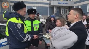 В Ярославле инспекторы встретили из роддома малыша и его маму, которым помогли добраться до роддома