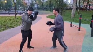 Тройка ударов по лапам в боксе