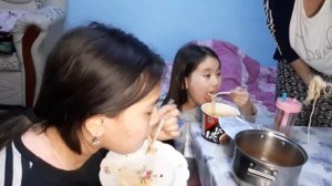 Кушаем острый рамен из магазина, в тайне от бабушки и дедушки