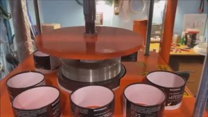 Станок для завальцовки кромки цилиндрической картонной коробки.