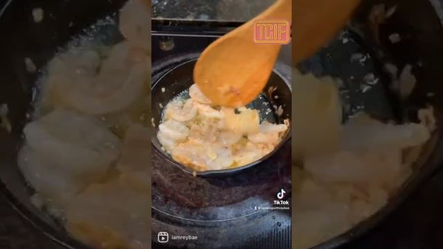 EASY & QUICK GARLIC BUTTER SHRIMP #shorts смотреть онлайн