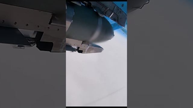 🇷🇺Истребитель Су-35С прикрывает работу "Громокряка" Су-34
🎤Что?, Senpai - Широка река