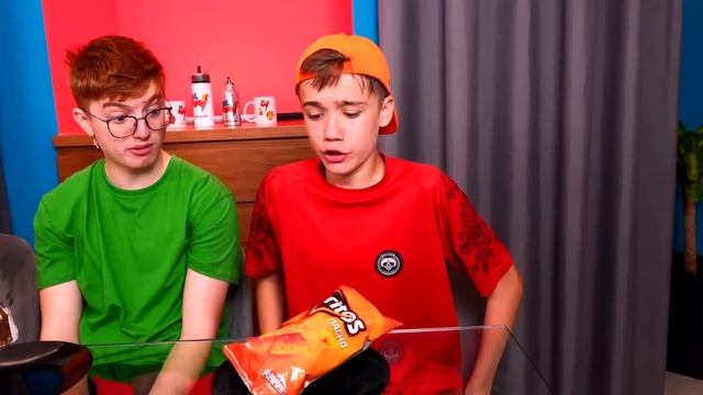 Едим Без рук vs Одной рукой vs Двумя руками Челлендж смотреть онлайн