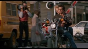 Марион Кобретти на мотоцикле, финальная сцена ("Кобра/Cobra", 1986)