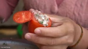 Harvest tomatoes: Process into stuffed tomatoes and bring to the market to sell | Trieu Mai Huong