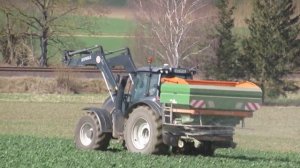 Dünger streuen  2023 / Valtra T.215 und Amazone ZA TS 4200