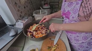 Готовим винегрет и хлопочем на кухне