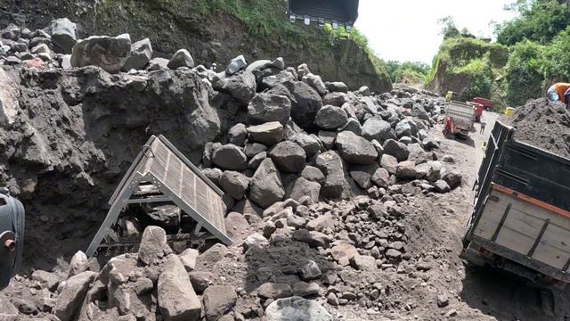 Строительство, экскаватор копает чёрный песок