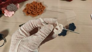 серия 3 Вяжем крючком цветок ирландского кружева для украшения подставки