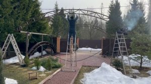Навес на две машины с кровлей из поликарбоната во дворе частного дома от мастерской Спецкаркас