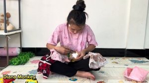 Baby monkey Diana hugs her mother and is happy to have her mother buy new clothes