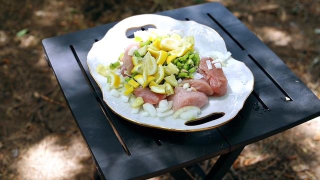 Шашлык из филе индейки в маринаде киви и лимоном