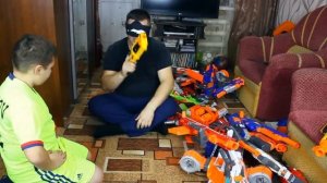 НЁРФ  МОЙ ПАПА УГАДЫВАЕТ НЁРФ ЗАКРЫТЫМИ ГЛАЗАМИ!!!NERF