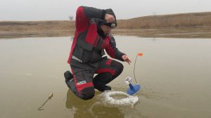 СЕРДЦЕ ЗАМИРАЕТ В ТАКИЕ МОМЕНТЫ! РЫБАЛКА В ТЕПЛЕЙШУЮ ЗИМУ