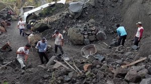 Строительство, участок шахты был засыпан оползневым материалом