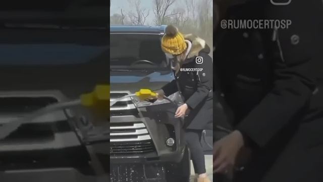 Чудная женщина и автомобиль