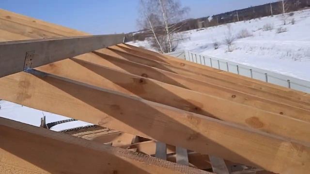 Как выровнять плоскость стропил двускатной крыши.mp4 смотреть онлайн
