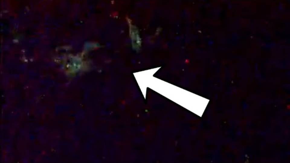 ВАУ! Во время прямой трансляции с МКС был замечен гигантский космический корабль смотреть онлайн