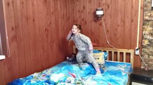 Привет! Вставай! Утро начинается. Белки на акации. Настины песенки.