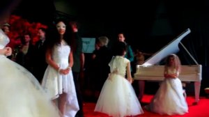 Александр Балыков на показе «50 оттенков красного» (канал  Дарим радость)