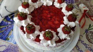 Шоколадный бисквитный торт со сливками и клубникой