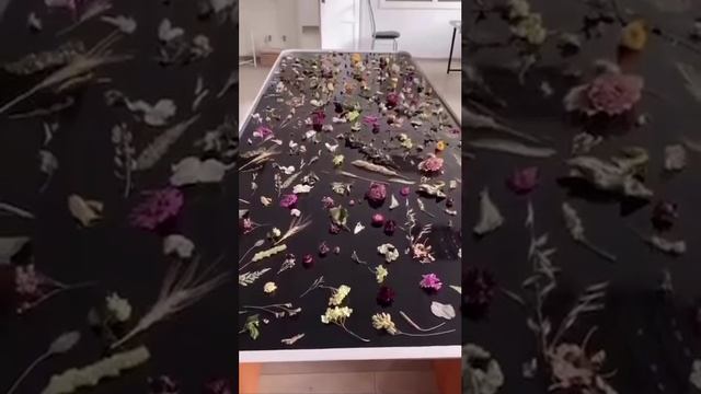 Стол, который превратили в настоящее произведение искусства