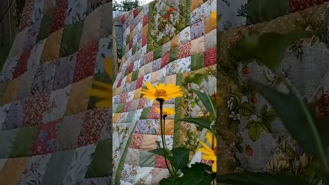 Комплект, состоящий из лоскутного одеяла и подушек