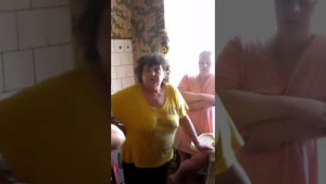 Бабка угрожает и выгоняет