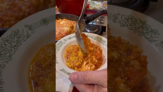 Яичница с помидорами - она же шакшука на ужин или завтрак!