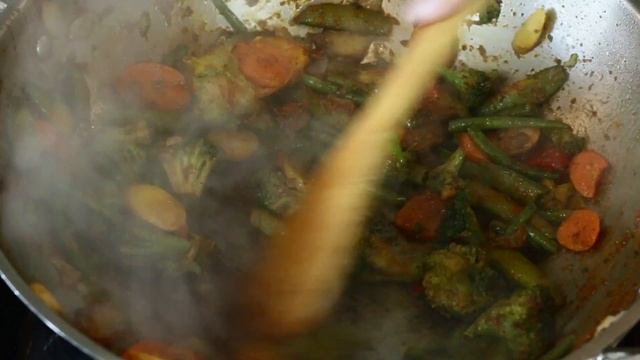 Frozen Vegetable Thai Curry without chopping anything! смотреть онлайн