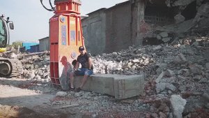 Супер крашер Italmek сгрыз 6м колонну за 2 минуты.
