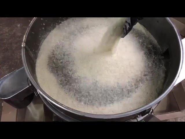 видео рассева на вибросите СВ0,6Н ВИБРОМАШ сетка 1мм экстрадированные сухари  Vibromash.com