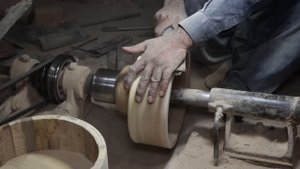 Удивительный процесс изготовления деревянного горячего горшка - креативная идея для деревообработки