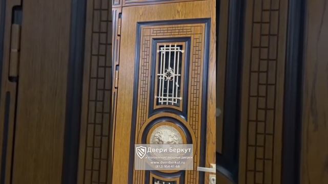 Входная металлическая дверь для настоящих королей! Двустворчатая дверь декорированная львом.