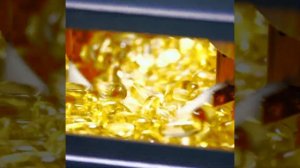 Омега-3 из дикого лосося : упаковочный конвеер в действии, капсулированный рыбный жир.