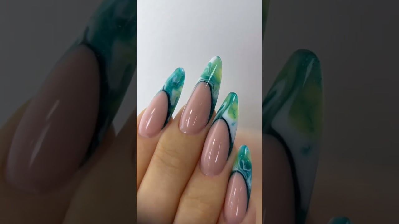 Яркий френч - это всегда эффектно ☺️#маникюрновыйгод#маникюр #дизайнногтей  #nailsdesign