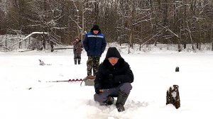 ОТЛИЧНАЯ РЫБАЛКА В ЗАРОСШЕМ ОЗЕРЕ. ХОРОШО ОТДОХНУЛИ И ПОЛОВИЛИ РЫБКИ. РЫБАЛКА ЗИМОЙ. ЗИМНЯЯ РЫБАЛКА