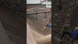 Строительство, разгрузка баржи