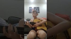 играю на гитаре на песне я пчеловод ты пчела