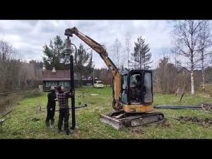Монтаж свайно-винтового фундамента спецтехникой.