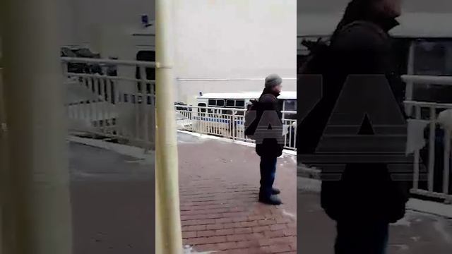 Человеческая многоножка в районе ТЦ Принц Плаза в Москве. Это рейд по мигрантам.